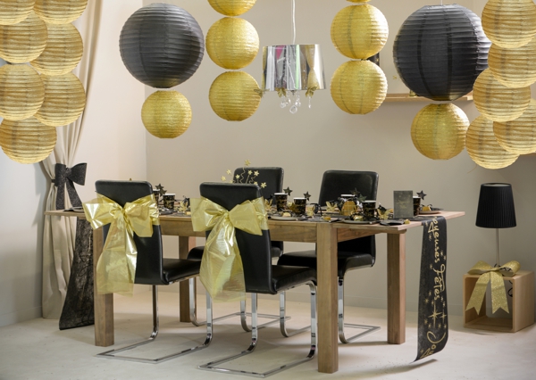 Festdekoration-mit-goldenen-Glitter-Lampions