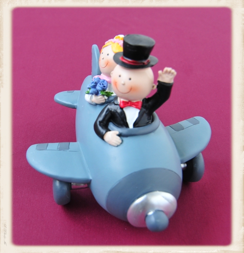 Flugzeug mit Hochzeitspaar, Dekoration zur Hochzeit