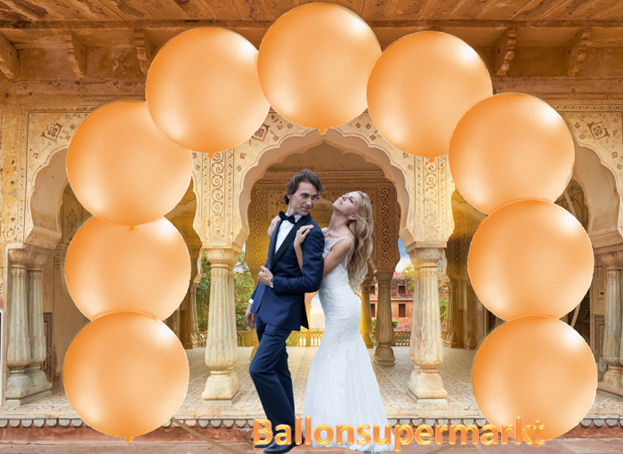 Grosse-metallic-orangene-Ballons-Foto-Hochzei