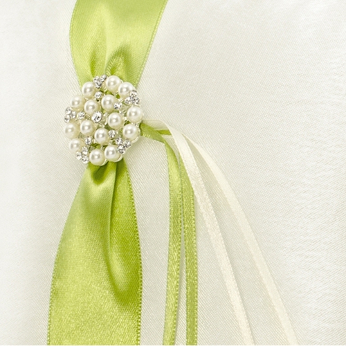 Ringkissen-mit-Perlenkoration-Schleife-Hellgruen-Satin-creme-zur-Hochzeit-Trauung-Hochzeitsdekoration-Detailansicht