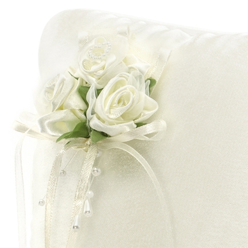 Ringkissen-mit-Rosen-und-Perlen-Satin-creme-zur-Hochzeit-Trauung-Hochzeitsdekoration-Detailansicht