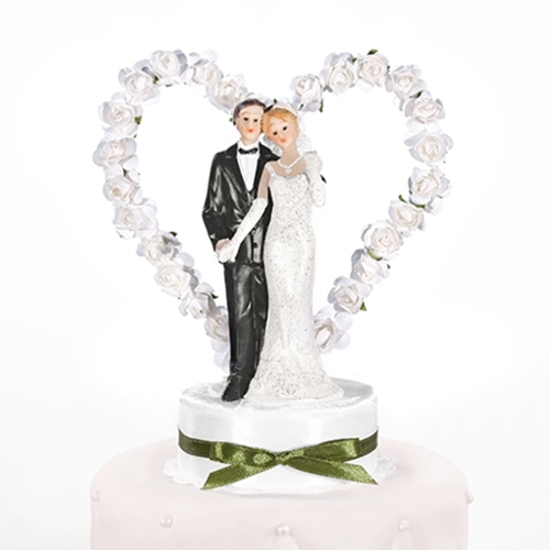 Tortendekoration-Brautpaar-vor-weissem-Rosenherz-Dekoration-Hochzeit-Hochzeitspaar