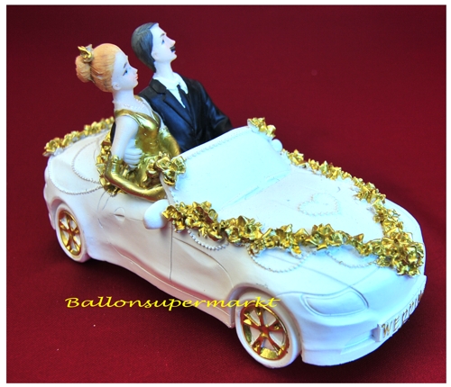 dekoration-hochzeit-brautleute-im-hochzeitsauto-gold-verziert