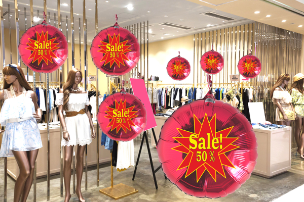 sale-star-50-prozent-luftballons-aus-folie-werbeaktion-rabattaktion-geschaeftsdekoration-schaufenster